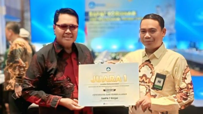 					Kepala SMPN 7 Sinjai, Nahiruddin, Menerima Penghargaan Juara 1 Lomba Foto Digitalisasi Pembelajaran 2026. [Foto: Ist]