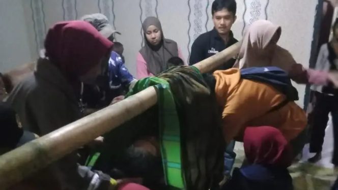 					Warga Sinjai Barat Bergotong Royong Membuat Tandu dari Bambu dan Sarung untuk Memabawa Ramlah ke Faskes Terdekat. [Foto: Tangkapan Layar Video Viral]