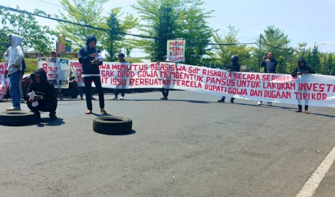 					Demo Memanas di Gowa! Massa Kepung Kantor DPRD, Desak Pansus Usut Dugaan Pelanggaran