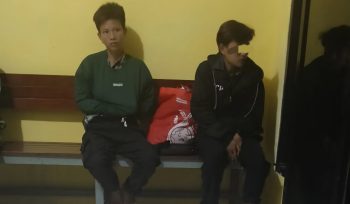 Santi alias Ulang bersama Rekannya SS alias Rifki saat Diamankan di Mapolsek Sinjai Borong. [Foto: Ist]