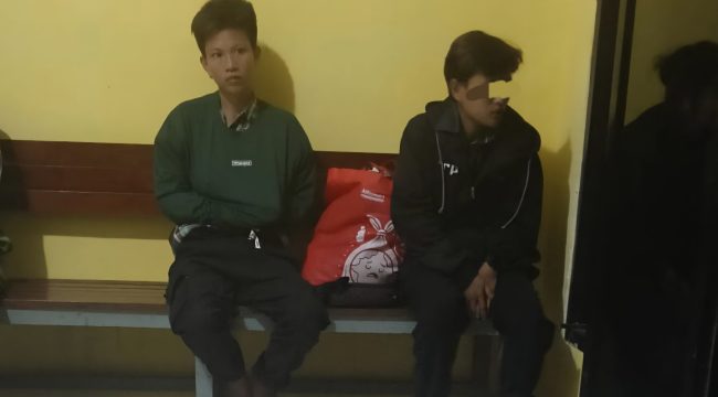 Santi alias Ulang bersama Rekannya SS alias Rifki saat Diamankan di Mapolsek Sinjai Borong. [Foto: Ist]