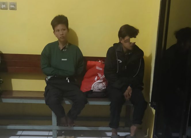 					Santi alias Ulang bersama Rekannya SS alias Rifki saat Diamankan di Mapolsek Sinjai Borong. [Foto: Ist]