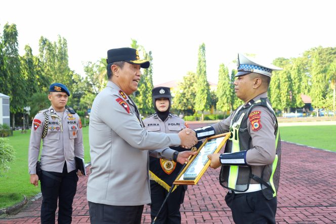 					Polisi Maros terima penghargaan dari Kapolda Sulsel. Foto: Ist