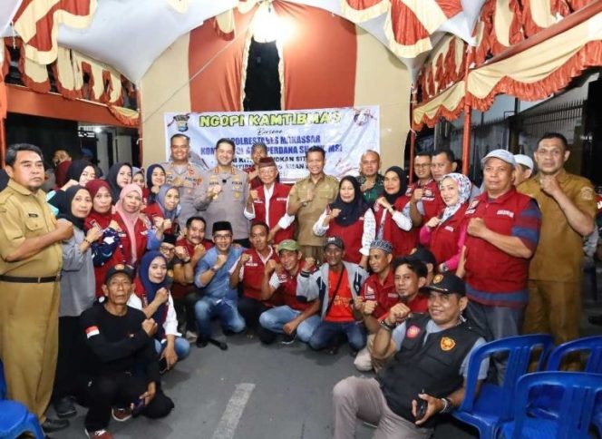					Kapolrestabes Makassar ngopi bareng warga. Ist