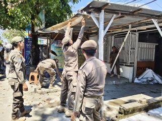 Lapak PKL dibongkar Satpol PP Makassar. Foto: Ist