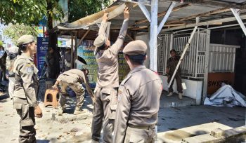 Lapak PKL dibongkar Satpol PP Makassar. Foto: Ist