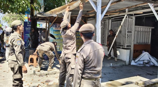 Lapak PKL dibongkar Satpol PP Makassar. Foto: Ist