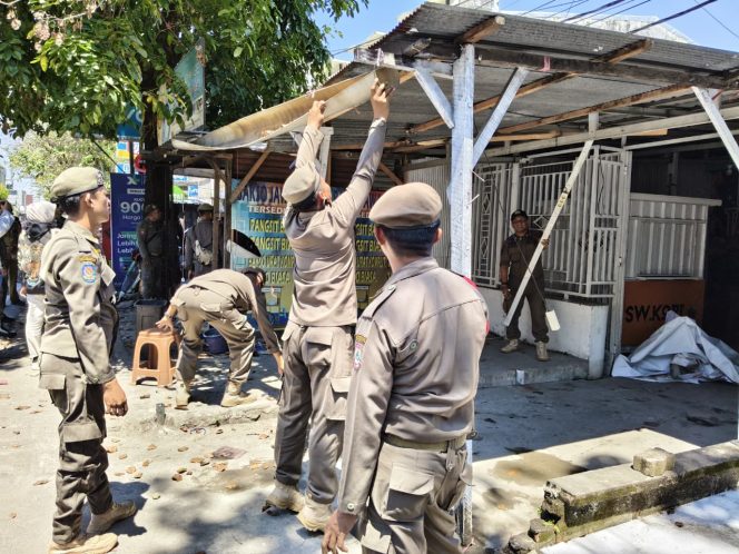 					Lapak PKL dibongkar Satpol PP Makassar. Foto: Ist