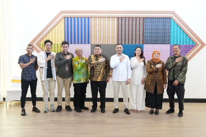 					Wali Kota Makassar, Munafri Arifuddin bersama Wamenbud Giring Ganesha ditemani Wakil Wali Kota Makassar Aliyah Mustika. Foto: Ist