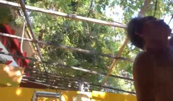 Lapak PKL di samping SMKN 4 Makassar dibongkar secara mandiri. Foto: Ist