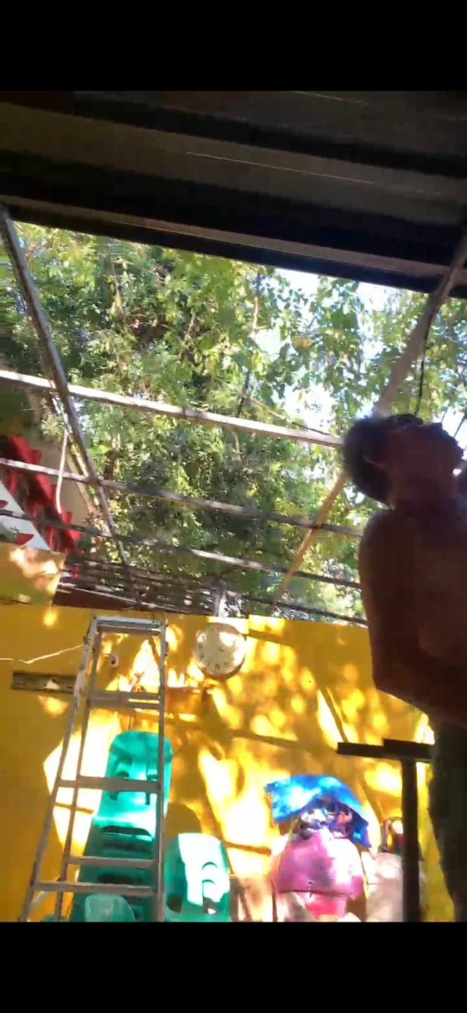 					Lapak PKL di samping SMKN 4 Makassar dibongkar secara mandiri. Foto: Ist