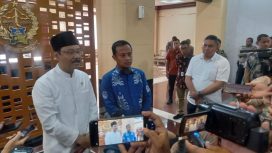 Menteri Sosial (Mensos) RI Saifullah Yusuf usai memberikan arahan para Kepala Daerah, Kepala Dinas Sosial se-Sulsel di kantor Gubernur, didampingi Gubernur Andi Sudirman Sulaiman (dok.)