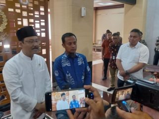 Menteri Sosial (Mensos) RI Saifullah Yusuf usai memberikan arahan para Kepala Daerah, Kepala Dinas Sosial se-Sulsel di kantor Gubernur, didampingi Gubernur Andi Sudirman Sulaiman (dok.)