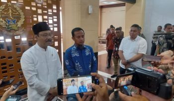 Menteri Sosial (Mensos) RI Saifullah Yusuf usai memberikan arahan para Kepala Daerah, Kepala Dinas Sosial se-Sulsel di kantor Gubernur, didampingi Gubernur Andi Sudirman Sulaiman (dok.)