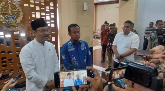 Menteri Sosial (Mensos) RI Saifullah Yusuf usai memberikan arahan para Kepala Daerah, Kepala Dinas Sosial se-Sulsel di kantor Gubernur, didampingi Gubernur Andi Sudirman Sulaiman (dok.)