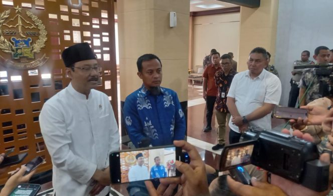 					Menteri Sosial (Mensos) RI Saifullah Yusuf usai memberikan arahan para Kepala Daerah, Kepala Dinas Sosial se-Sulsel di kantor Gubernur, didampingi Gubernur Andi Sudirman Sulaiman (dok.)