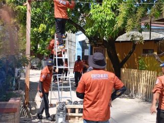 Pemasangan lampu jalan di wilayah kepulauan Makassar. Ist