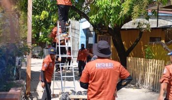 Pemasangan lampu jalan di wilayah kepulauan Makassar. Ist