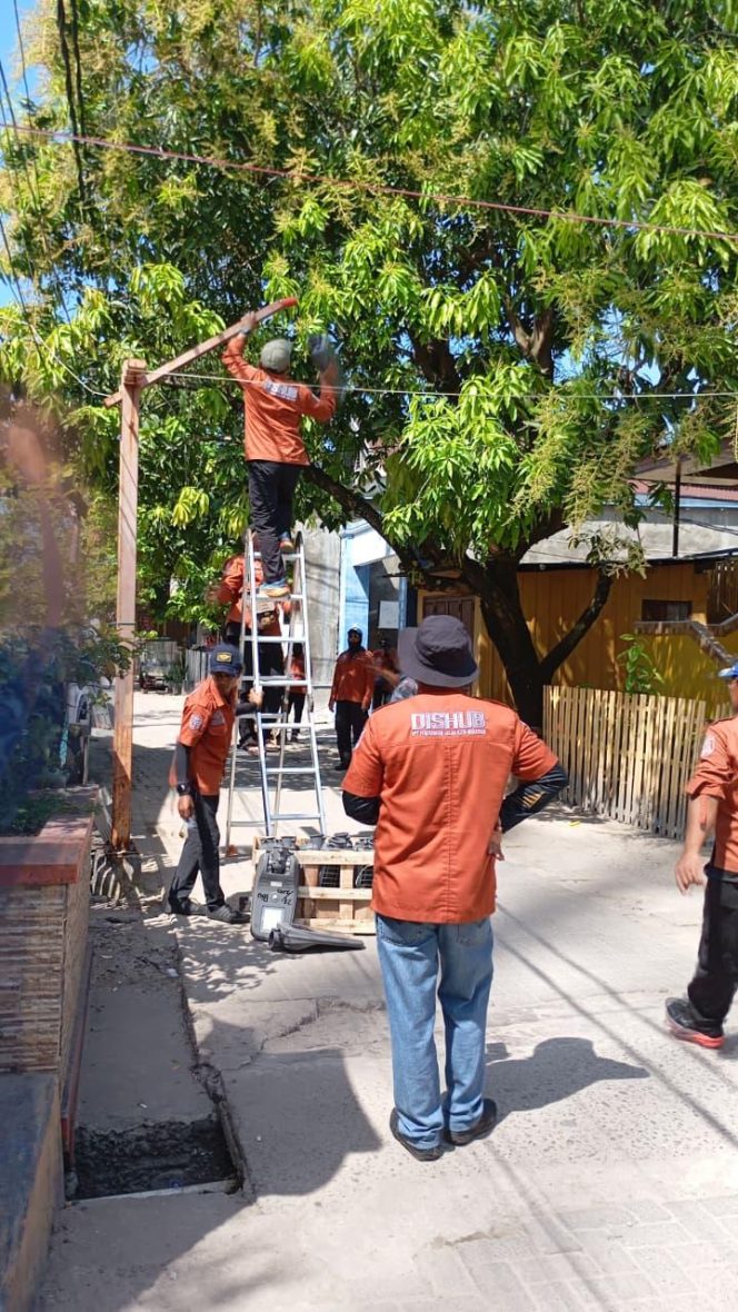 					Pemasangan lampu jalan di wilayah kepulauan Makassar. Ist