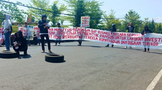 Massa aksi demo di DPRD Gowa, Selasa (21/4/2026), desak pembentukan pansus. (Ist) 