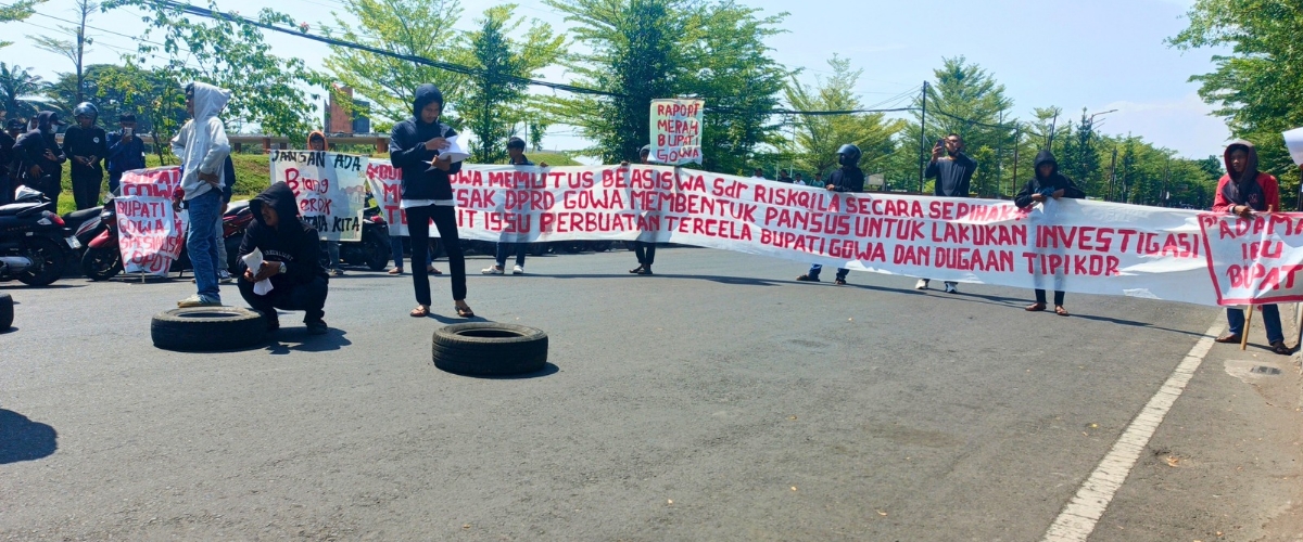 Massa aksi demo di DPRD Gowa, Selasa (21/4/2026), desak pembentukan pansus. (Ist)
