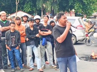 Fahim Jenlap Poros Pemuda Berlawan (Pemula) yang melakukan unjuk rasa didepan kantor Bupati Gowa. Foto: Ist 