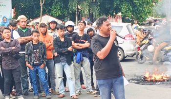 Fahim Jenlap Poros Pemuda Berlawan (Pemula) yang melakukan unjuk rasa didepan kantor Bupati Gowa. Foto: Ist 