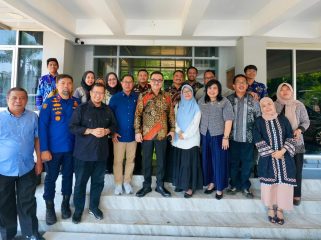 Sekda Sulsel Jufri Rahman saat sambangi UPT Jasa Layanan Kearsipan Dinas Perpustakaan dan Kearsipan Provinsi (dok.)