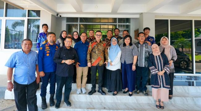 Sekda Sulsel Jufri Rahman saat sambangi UPT Jasa Layanan Kearsipan Dinas Perpustakaan dan Kearsipan Provinsi (dok.)