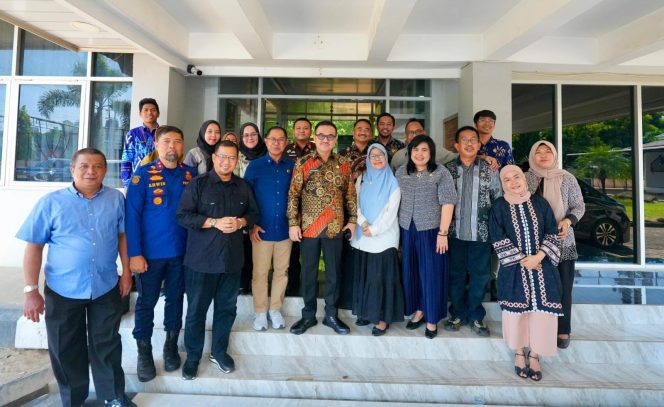 					Sekda Sulsel Jufri Rahman saat sambangi UPT Jasa Layanan Kearsipan Dinas Perpustakaan dan Kearsipan Provinsi (dok.)