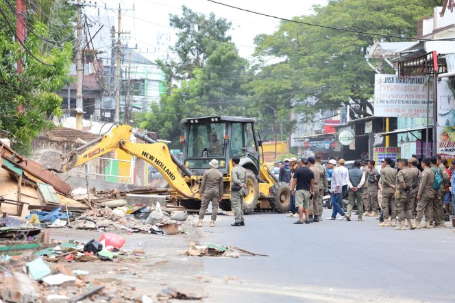 					Lapak PKL di Makassar dibongkar. Dok