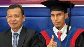 Sarianto (Kanan) usai sidang promosi doktor di Universitas Negeri Makassar, Jumat 24 April 2026. Foto: Ist. 