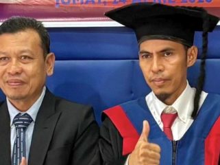 Sarianto (Kanan) usai sidang promosi doktor di Universitas Negeri Makassar, Jumat 24 April 2026. Foto: Ist. 