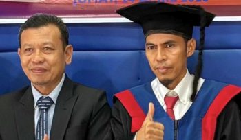 Sarianto (Kanan) usai sidang promosi doktor di Universitas Negeri Makassar, Jumat 24 April 2026. Foto: Ist. 