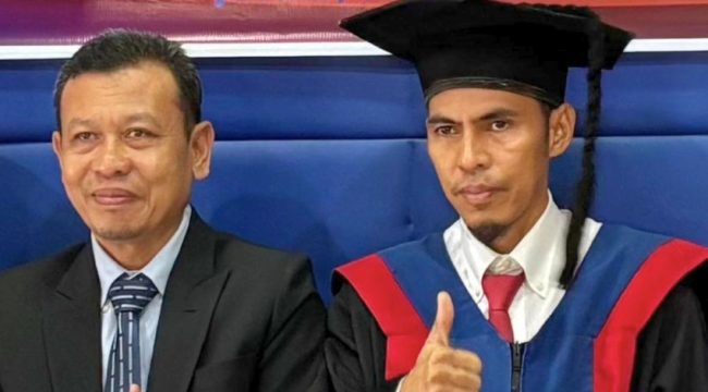 Sarianto (Kanan) usai sidang promosi doktor di Universitas Negeri Makassar, Jumat 24 April 2026. Foto: Ist. 