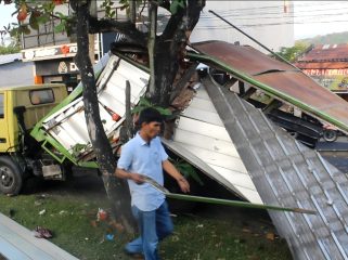 Kondisi Kendaraan Truk Box yang Mengalami Kecelakaan dengan Ambulans. [Foto: Ist]