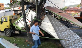 Kondisi Kendaraan Truk Box yang Mengalami Kecelakaan dengan Ambulans. [Foto: Ist]