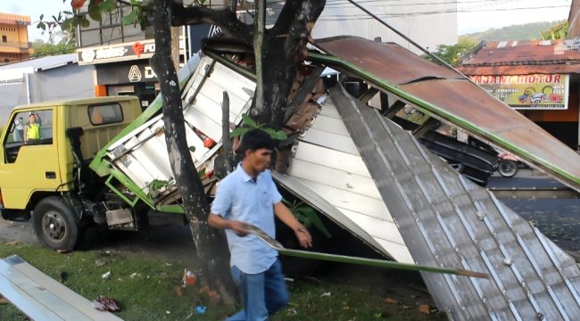 Kondisi Kendaraan Truk Box yang Mengalami Kecelakaan dengan Ambulans. [Foto: Ist]