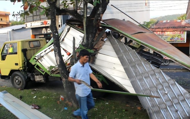 					Kondisi Kendaraan Truk Box yang Mengalami Kecelakaan dengan Ambulans. [Foto: Ist]