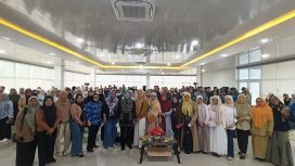 Foto Bersama Peserta Edukasi Literasi yang diselenggarakan Anggota DPR RI di Gedung Pinisi Bulukumba. [Foto: Ist]