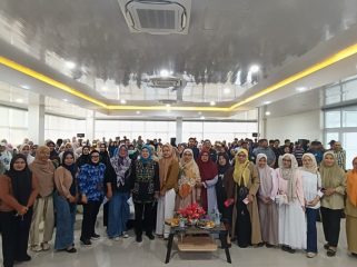 Foto Bersama Peserta Edukasi Literasi yang diselenggarakan Anggota DPR RI di Gedung Pinisi Bulukumba. [Foto: Ist]