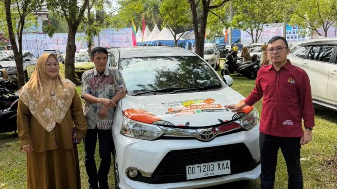 					Gubernur Sulsel Serahkan Mobil Operasional Nakes Puskesmas Rongkong Lutra 