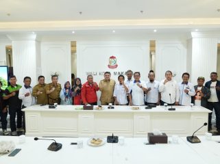 Munafri saat menerima audiensi Asosiasi Pengusaha Indonesia (Apindo) serta sejumlah serikat pekerja/buruh Kota Makassar di Balai Kota Makassar, Selasa (28/4/2026). Ist