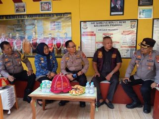 Kepala Satuan Pembinaan Masyarakat (Kasat Binmas) Polrestabes Makassar, AKBP Darwis saat berkunjung di Satkamling RW 01 Kompleks CV Dewi Makassar (dok.)