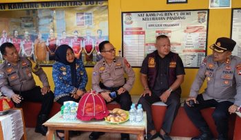 Kepala Satuan Pembinaan Masyarakat (Kasat Binmas) Polrestabes Makassar, AKBP Darwis saat berkunjung di Satkamling RW 01 Kompleks CV Dewi Makassar (dok.)