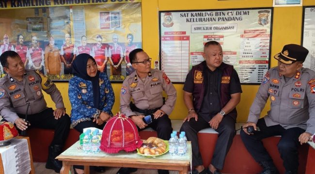 Kepala Satuan Pembinaan Masyarakat (Kasat Binmas) Polrestabes Makassar, AKBP Darwis saat berkunjung di Satkamling RW 01 Kompleks CV Dewi Makassar (dok.)
