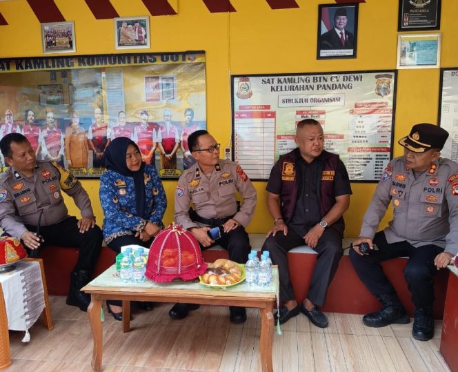 					Kepala Satuan Pembinaan Masyarakat (Kasat Binmas) Polrestabes Makassar, AKBP Darwis saat berkunjung di Satkamling RW 01 Kompleks CV Dewi Makassar (dok.)