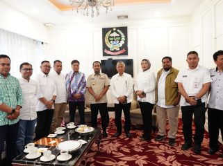 Gubernur Sulsel, Andi Sudirman Sulaiman menerima panitia Mubes IKA Unhas di kantor Gubernur Sulsel, Rabu (29/4/2026)