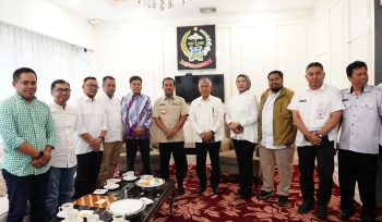 Gubernur Sulsel, Andi Sudirman Sulaiman menerima panitia Mubes IKA Unhas di kantor Gubernur Sulsel, Rabu (29/4/2026)
