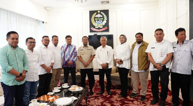 Gubernur Sulsel, Andi Sudirman Sulaiman menerima panitia Mubes IKA Unhas di kantor Gubernur Sulsel, Rabu (29/4/2026)